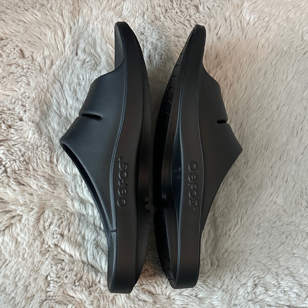OOFOS Black Men's Sandals - Picture 2 of 7